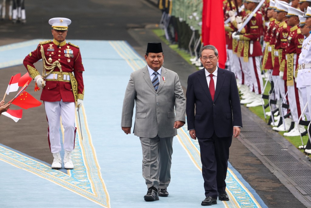 Indonesian President Prabowo Subianto with Chinese Premier Li Qiang inspect the guard of honour during a welcoming ceremony, on the day of their meeting, at the Merdeka Palace in Jakarta, Indonesia, May 25, 2025. (Reuters)