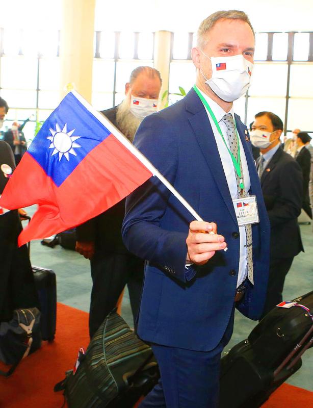 Prague Mayor Zdenek Hrib arrives at Taiwan Taoyuan International Airport yesterday. Prague Mayor Zdenek Hrib arrives at Taiwan Taoyuan International Airport yesterday.
