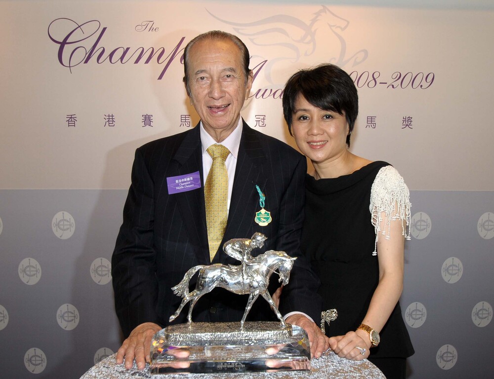 Stanley Ho, as owner of Viva Pataca, accepts the trophy for Champion Stayer from The Hong Kong Jockey Club in July 2009.