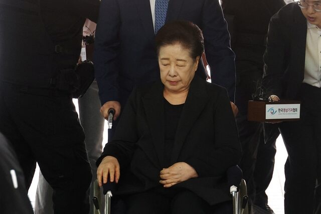 Han Hak-ja, the leader of the Unification Church, arrives at a court to attend a hearing to review her arrest warrant requested by special prosecutors in Seoul, South Korea, September 22, 2025. REUTERS/Kim Hong-Ji