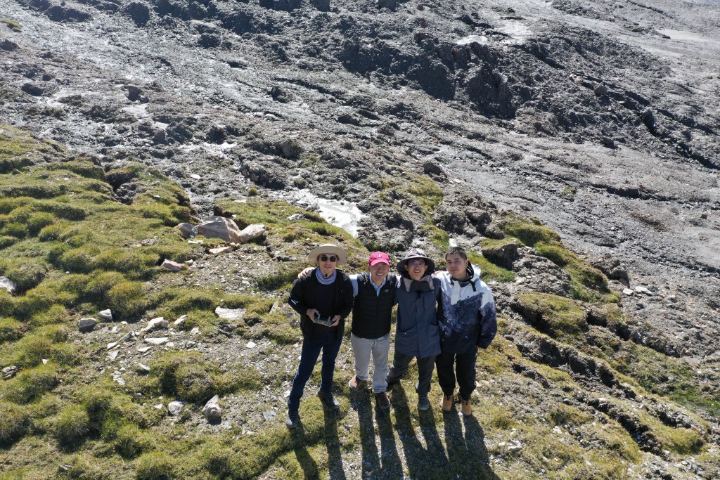 Liu Lin (2nd left) with field group members at a thaw slum. (CUHK)