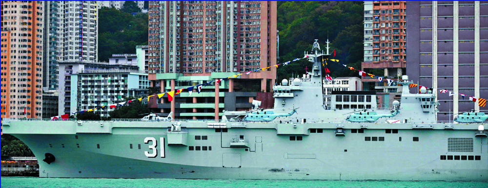 Helicopters are seen on the massive deck
of Hainan, which is visiting along with the
guided-missile destroyer Changsha.
AFP, SING TAO Helicopters are seen on the massive deck
of Hainan, which is visiting along with the
guided-missile destroyer Changsha.
AFP, SING TAO