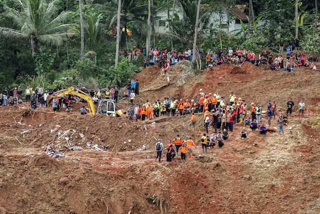 Indonesian rescue members search for victims at the site of a landslide, which hit Cibeunying village on November 13, in Cilacap, Central Java province, Indonesia, November 15, 2025. REUTERS/Stringer 