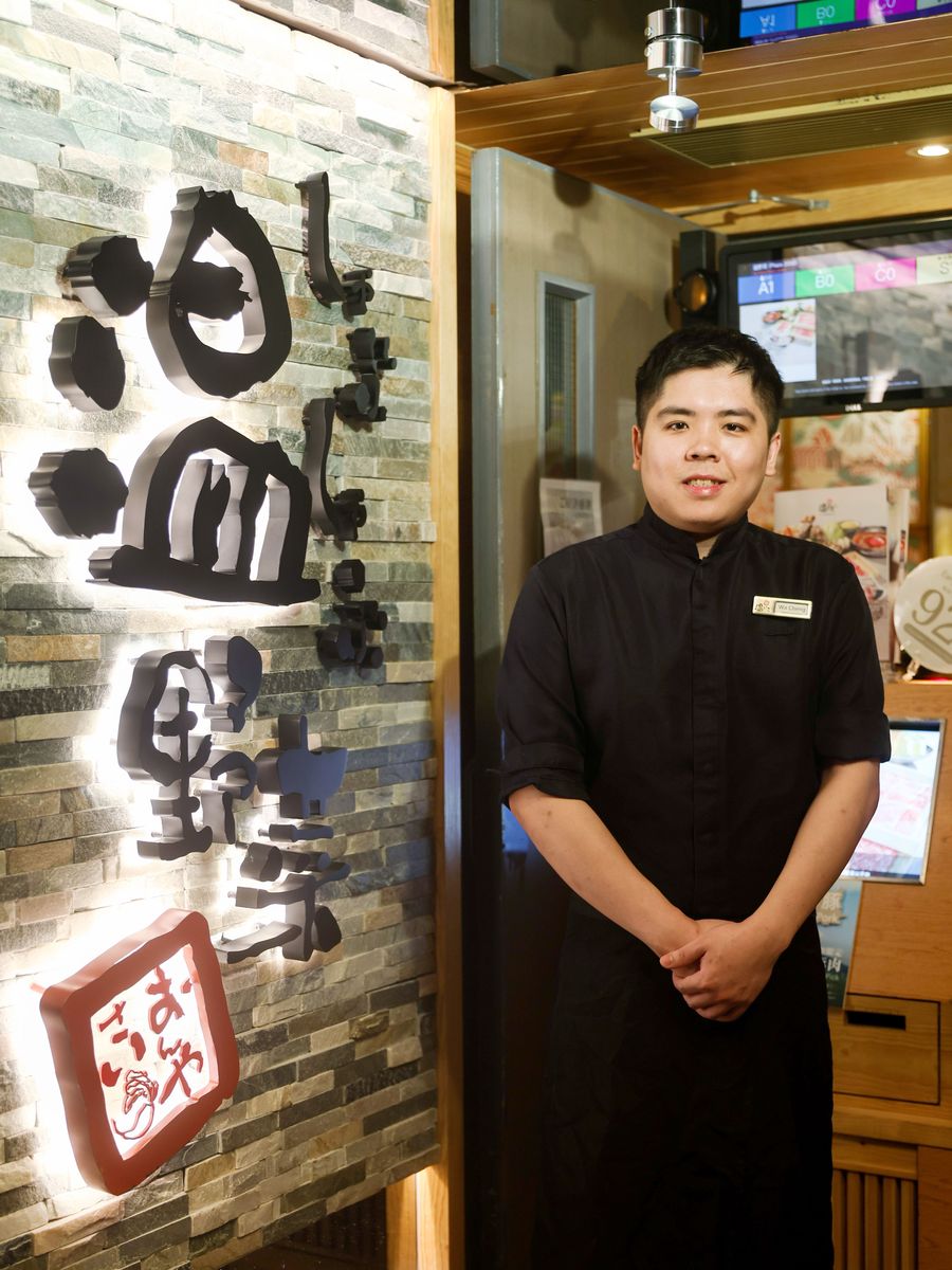 Having worked at Japanese hot pot On-Yasai for seven years, Cheng Chin-wa has always practiced the service philosophy of 'touching hearts with experiences' for his guests. Having worked at Japanese hot pot On-Yasai for seven years, Cheng Chin-wa has always practiced the service philosophy of 'touching hearts with experiences' for his guests.