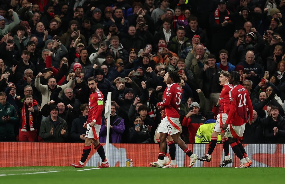Manchester United's Bruno Fernandes celebrates scoring their second goal with teammates. (Reuters)