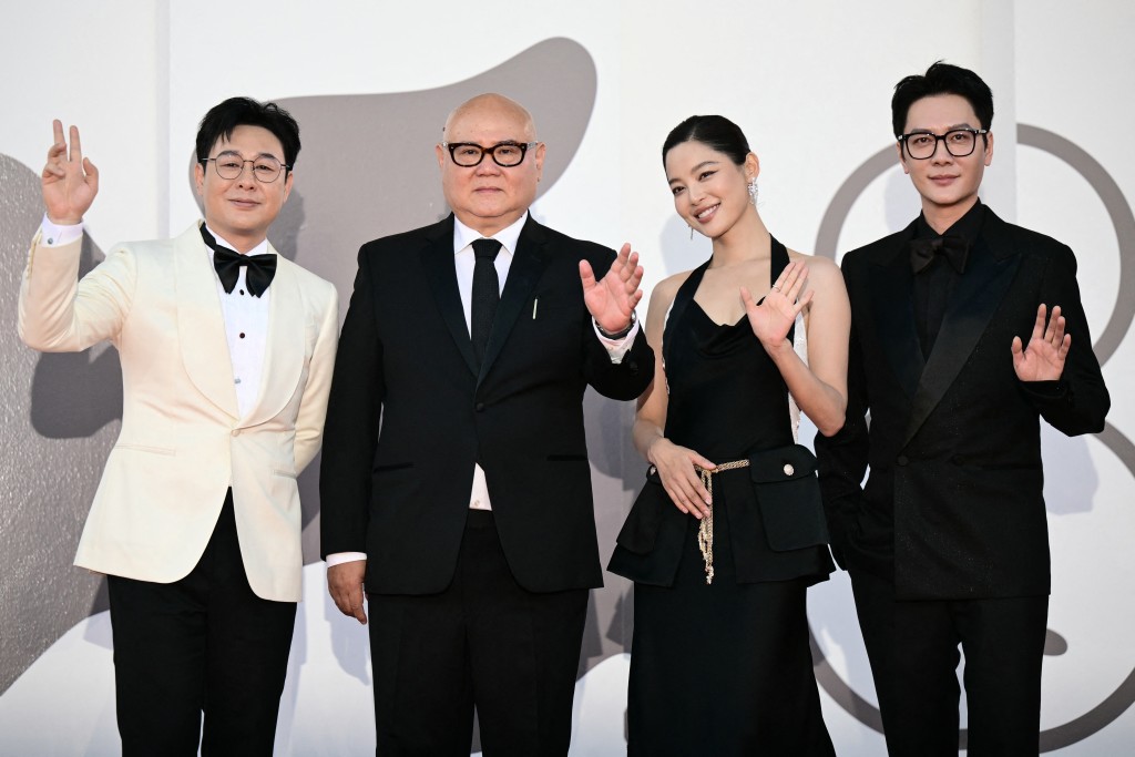 From left : Chinese actor Zhang Songwen, Chinese actress Xin Zhilei and Chinese actor Feng Shaofeng attend the red carpet for the movie Ri Gua Zhong Tian (The Sun Rises on us all), presented in competition at the 82nd International Venice Film Festival, at Venice Lido on September 5, 2025. (AFP)