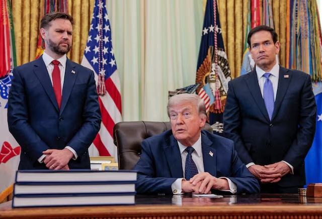 U.S. President Donald Trump speaks in the Oval Office, with Vice President JD Vance and Secretary of State Marco Rubio standing behind him, at the White House in Washington, D.C., U.S., April 23, 2026. REUTERS/Kylie Cooper/File Photo