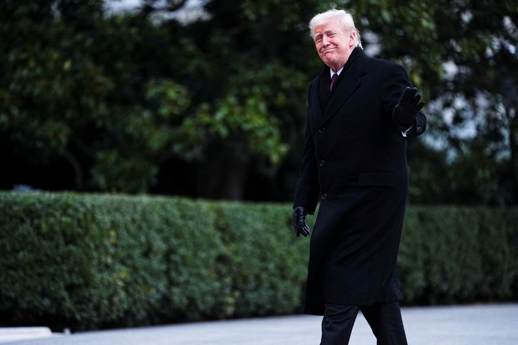 U.S. President Donald Trump waves as he returns to the White House from Dover Air Force Base, in Washington, D.C., December 17, 2025. REUTERS/Aaron Schwartz