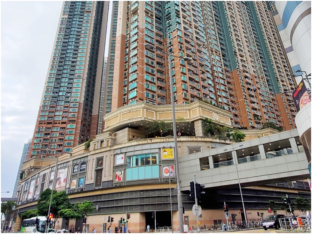 The 13-year-old girl jumped from the flat where she lived at Metro Town in Tiu Keng Leng this morning. The 13-year-old girl jumped from the flat where she lived at Metro Town in Tiu Keng Leng this morning.