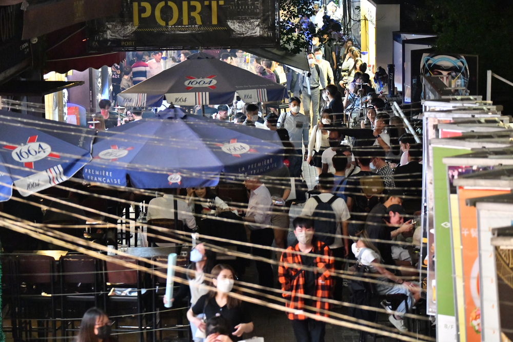 Extending mall hours is one of the measures being considered to lift the night economy. Extending mall hours is one of the measures being considered to lift the night economy.