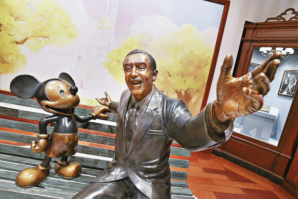 The Dream Makers statue ready to welcome Disneyland visitors. 