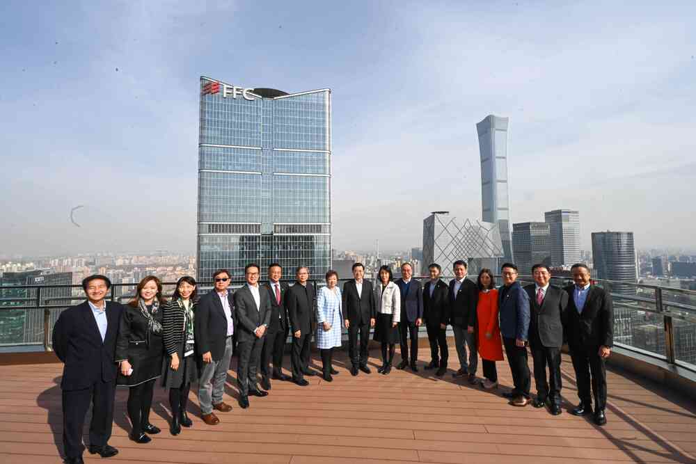 John Lee meets members of the Hong Kong Chamber of Commerce in Beijing. John Lee meets members of the Hong Kong Chamber of Commerce in Beijing.