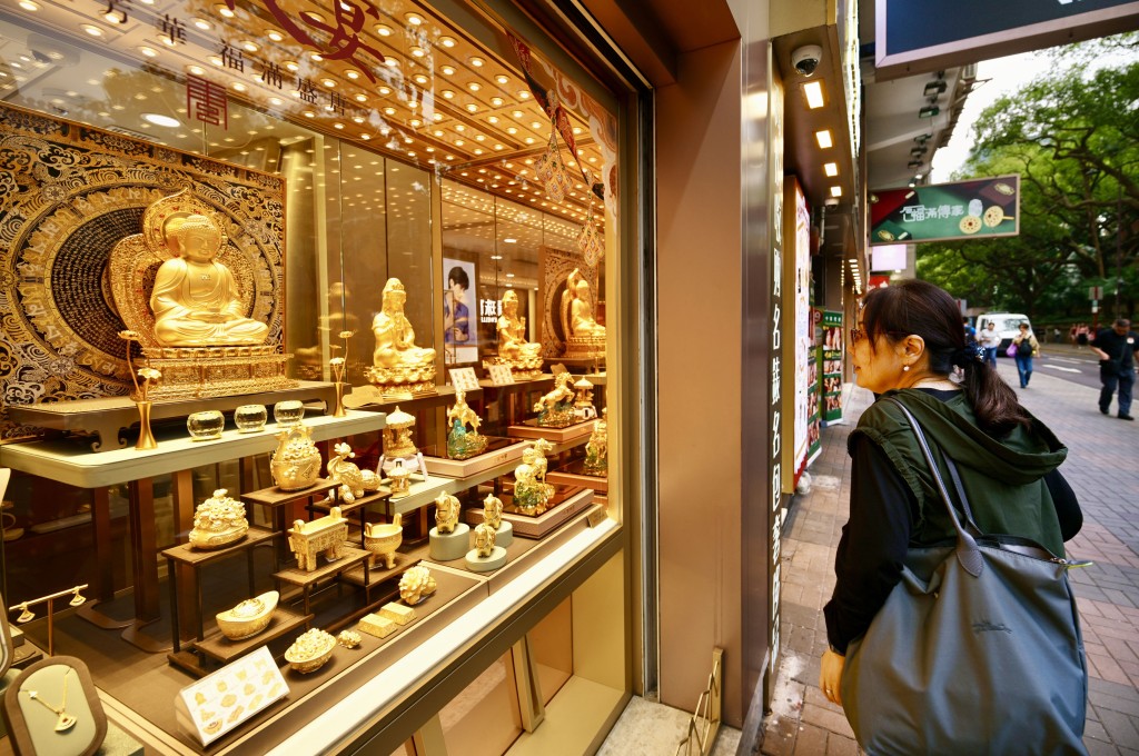 UBS: gold sets target at $5,600 by 2026; volatility cited as entry point 