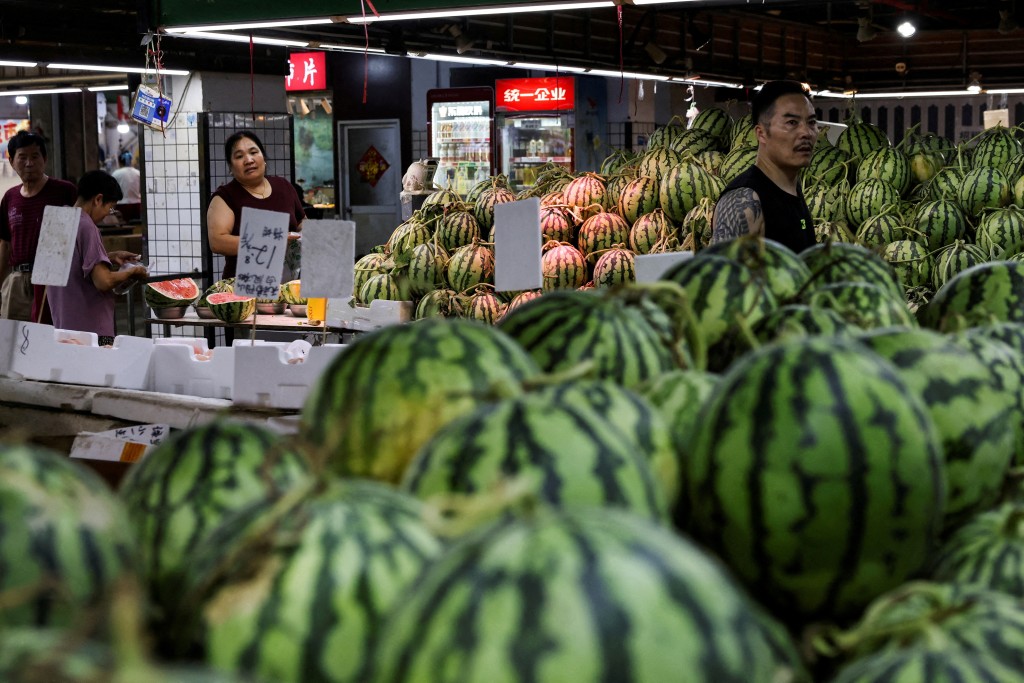 People shop at a wet market in Shanghai, China, July 10, 2025.  REUTERS/Go Nakamura/File Photo