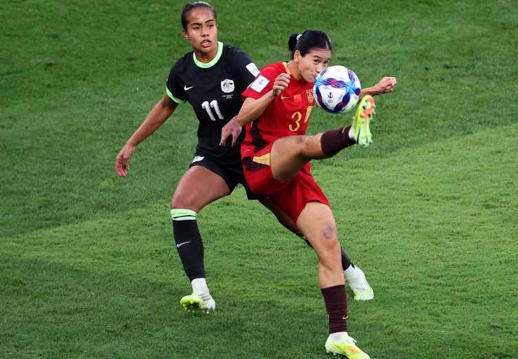 China's Chen Qiaozhu vies with Australia's Mary Fowler during the semi-final at Perth Stadium. AFP