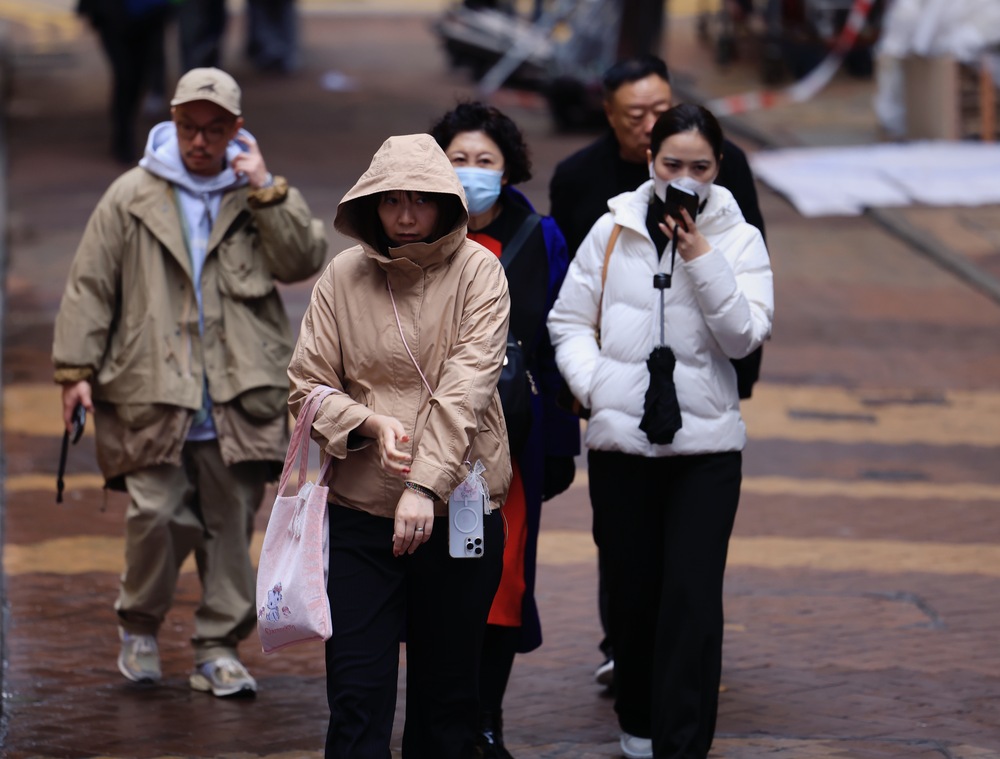 Hongkongers put on more warm clothes amid the blistering cold on Tuesday morning, January 23, 2024. Hongkongers put on more warm clothes amid the blistering cold on Tuesday morning, January 23, 2024.