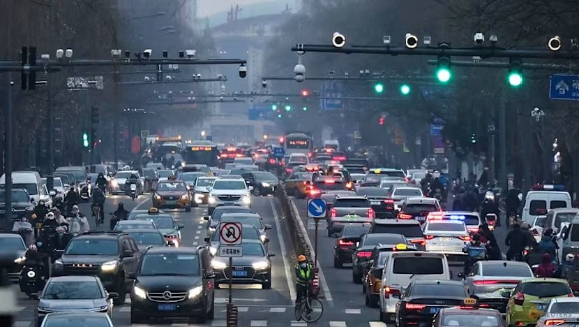 FILE PHOTO: Cars are stuck in traffic during evening rush hour in central Beijing, China, December 22, 2025. REUTERS/Maxim Shemetov/File Photo