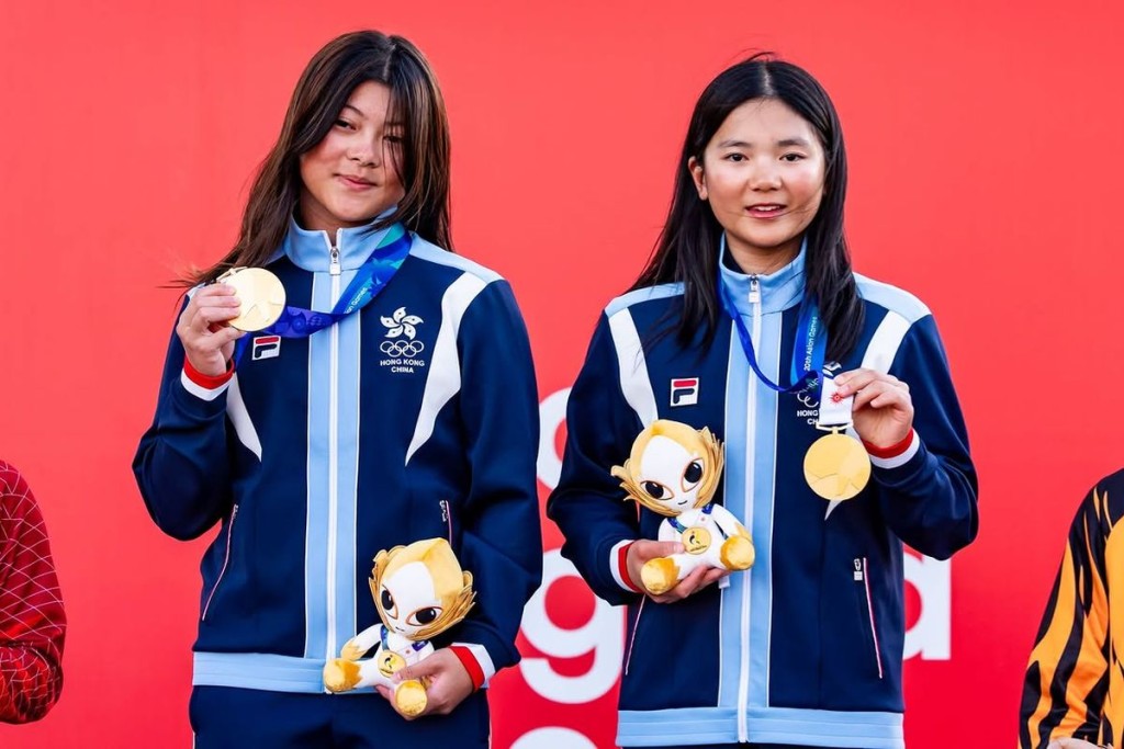 Mccarley Wong (left), a Year 1 Medicine student at the CUHK Faculty of Medicine, wins gold in the women’s youth 29er skiff