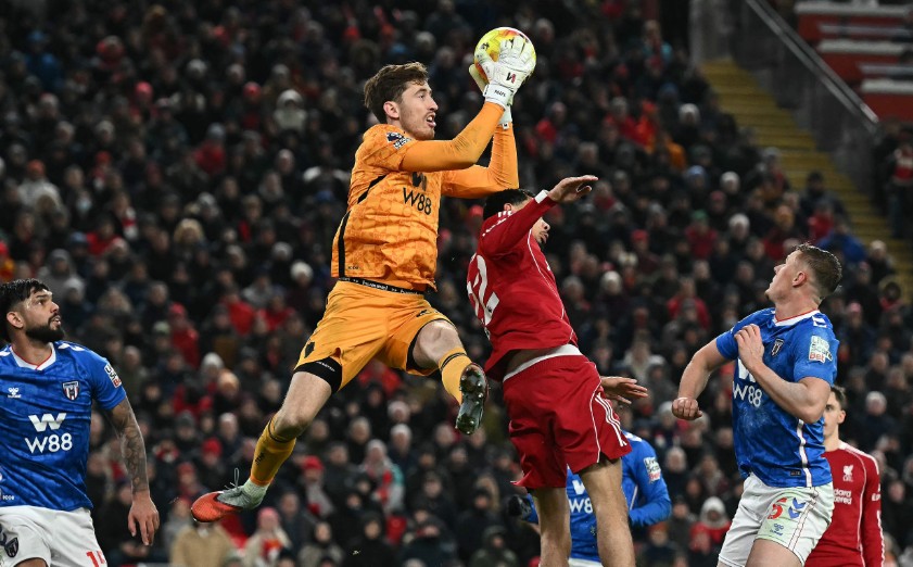 Sunderland goalkeeper Robin Roefs saves from the head of Liverpool's Hugo Ekitike at Anfield. AFP 