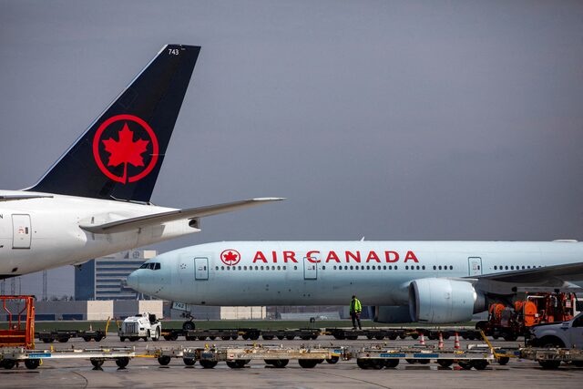 FILE PHOTO: Air Canada planes are parked at Toronto Pearson Airport in Mississauga, Ontario, Canada April 28, 2021. REUTERS/Carlos Osorio/File Photo/File Photo 