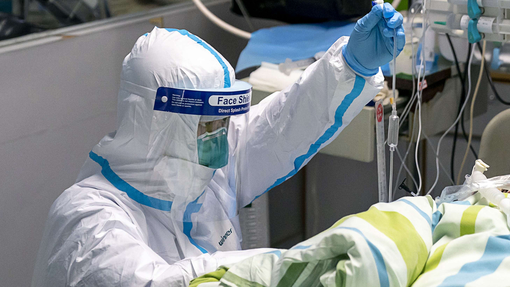 A medical worker attends to a patient in the (ntensive care unit in Zhongnan Hospital of Wuhan University in Wuhan, Central Hubei province, on Jan 24, 2020. A medical worker attends to a patient in the (ntensive care unit in Zhongnan Hospital of Wuhan University in Wuhan, Central Hubei province, on Jan 24, 2020.