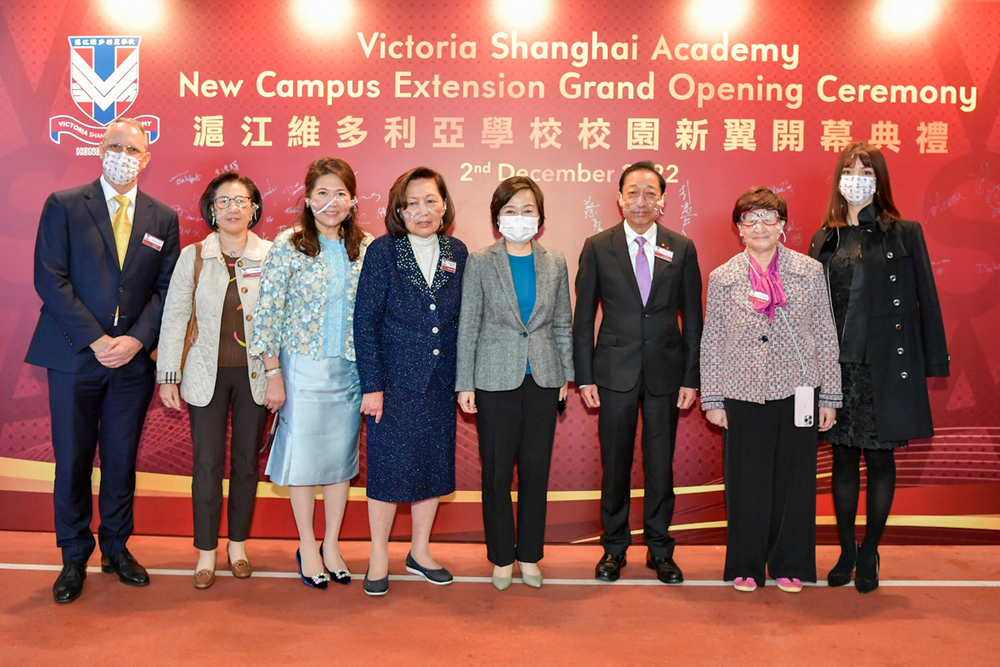 Officiating guest, Dr. Choi Yuk-Lin, Secretary of Education, with Board members