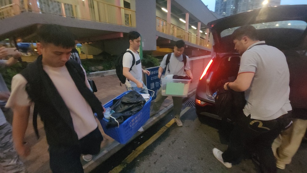 Police officers carry off evidence after a mother and his son were found dead inside their flat at Kwan Yan House in Kwai Fong. A burned-out charcoal cooker and suicide note are among the items left behind by the pair. SING TAO Police officers carry off evidence after a mother and his son were found dead inside their flat at Kwan Yan House in Kwai Fong. A burned-out charcoal cooker and suicide note are among the items left behind by the pair. SING TAO