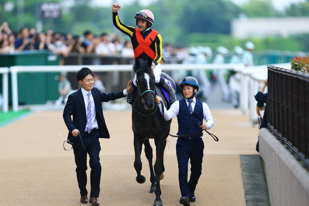 Ascoli Piceno returns to scale with jockey Christophe Lemaire after their win in the G1 Victoria Mile. IDOL HORSE.