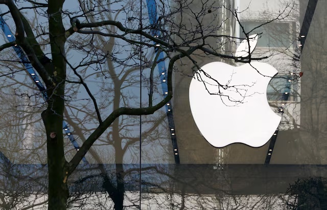 An Apple logo is seen at the entrance of an Apple Store in downtown Brussels, Belgium March 10, 2016. REUTERS/Yves Herman/File Photo