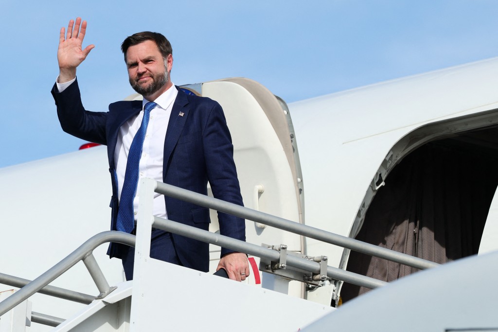 Photo by SAMUEL CORUM / POOL / AFP  US Vice President JD Vance steps off Air Force Two as he arrives at Cincinnati/Northern Kentucky International Airport in Hebron, Kentucky, on October 9, 2026, following a rally in Lima, Ohio.