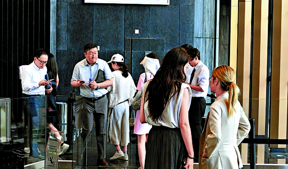 Prospective buyers visit show flats for The Pavilia Forest I. Sing Tao Prospective buyers visit show flats for The Pavilia Forest I. Sing Tao