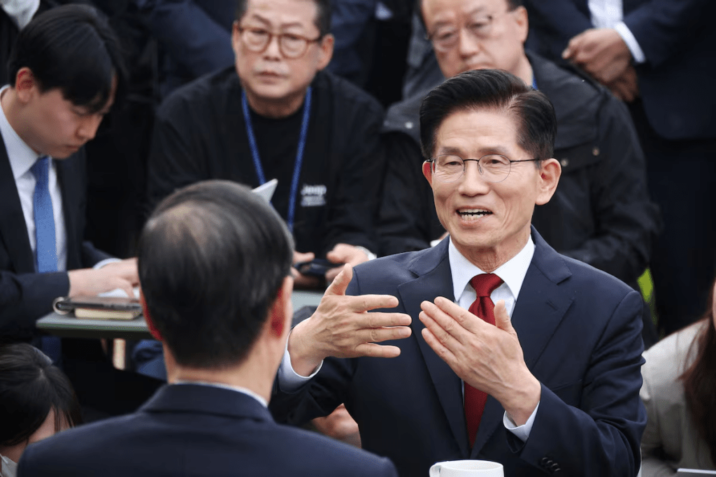 Kim Moon-soo, presidential candidate for South Korea's conservative People Power Party, talks with former Prime Minister Han Duck-soo during a meeting to discuss unifying candidacy in Seoul, South Korea, May 8, 2025. REUTERS/Kim Hong-Ji 