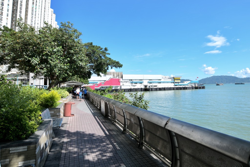 (sing tao file) Proposals include enhancing coastal boardwalk in Tuen Mun. (sing tao file) Proposals include enhancing coastal boardwalk in Tuen Mun.