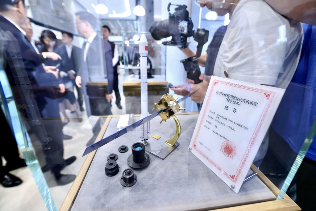 John Lee visits Novel Optics in Ningbo (John Lee's Facebook)