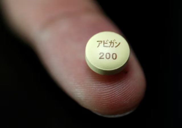A tablet of Avigan (generic name: Favipiravir), approved as an anti-influenza drug in Japan and developed by Toyama Chemical Co, a subsidiary of Fujifilm Holdings Co, is displayed during a photo opportunity at Fujifilm's headquarters in Tokyo October 22, 2014. REUTERS/Issei Kato/File Photo