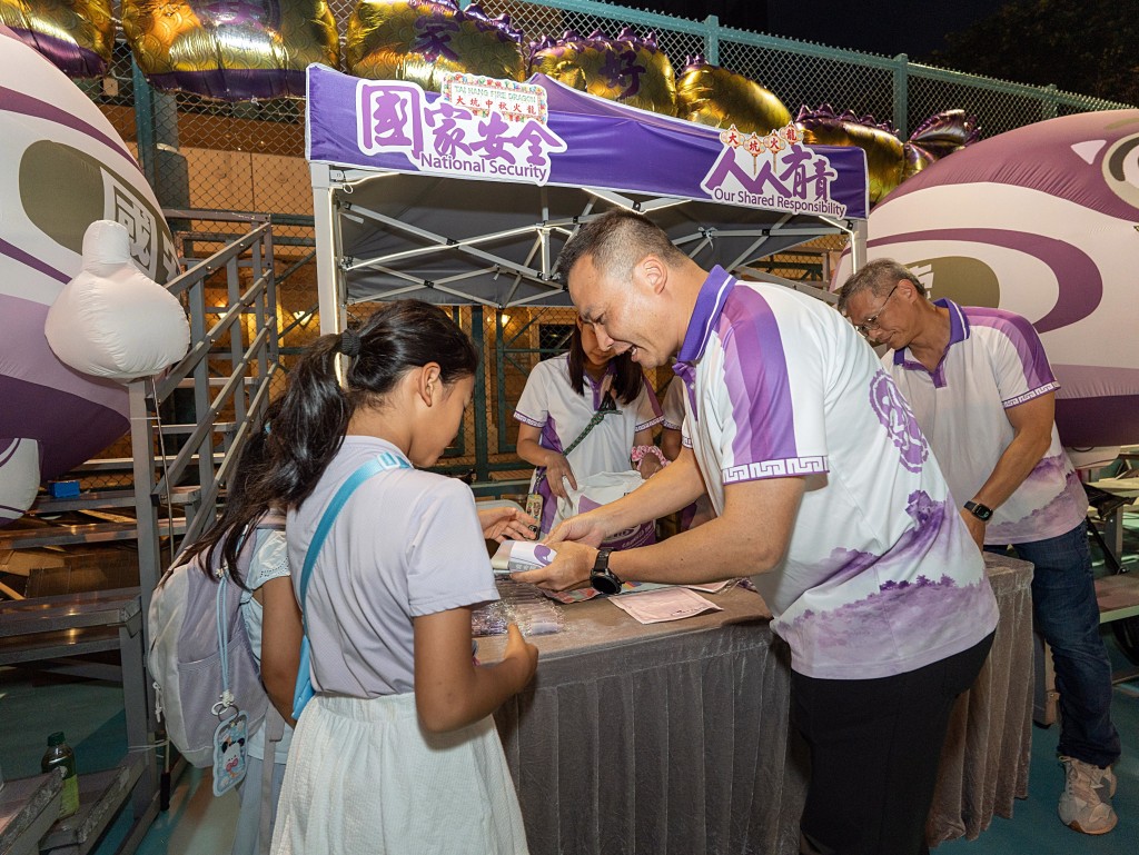 Deputy Commissioner of Police (National Security) Kelvin Kong Hok-lai distributed souvenirs