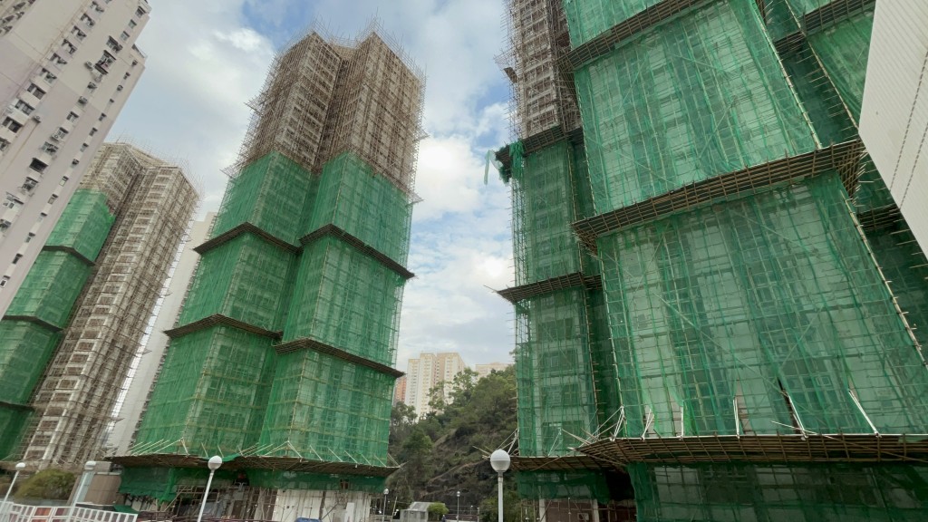  The government ordered all scaffold netting on buildings undergoing major renovation to be removed within three days.