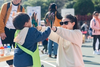 Parents and children are delighted in free painting, face painting, and balloon art activities.