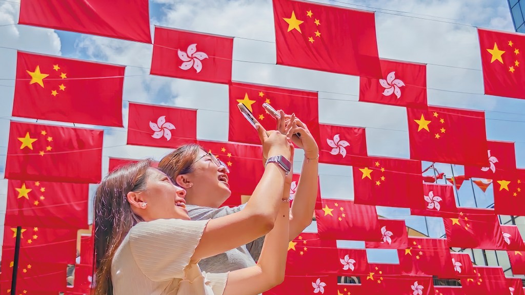 Seeing the spectacular sight of a sea of flags filling the city, residents couldn’t resist taking out their mobile phones to snap a photo as a memento. Seeing the spectacular sight of a sea of flags filling the city, residents couldn’t resist taking out their mobile phones to snap a photo as a memento.
