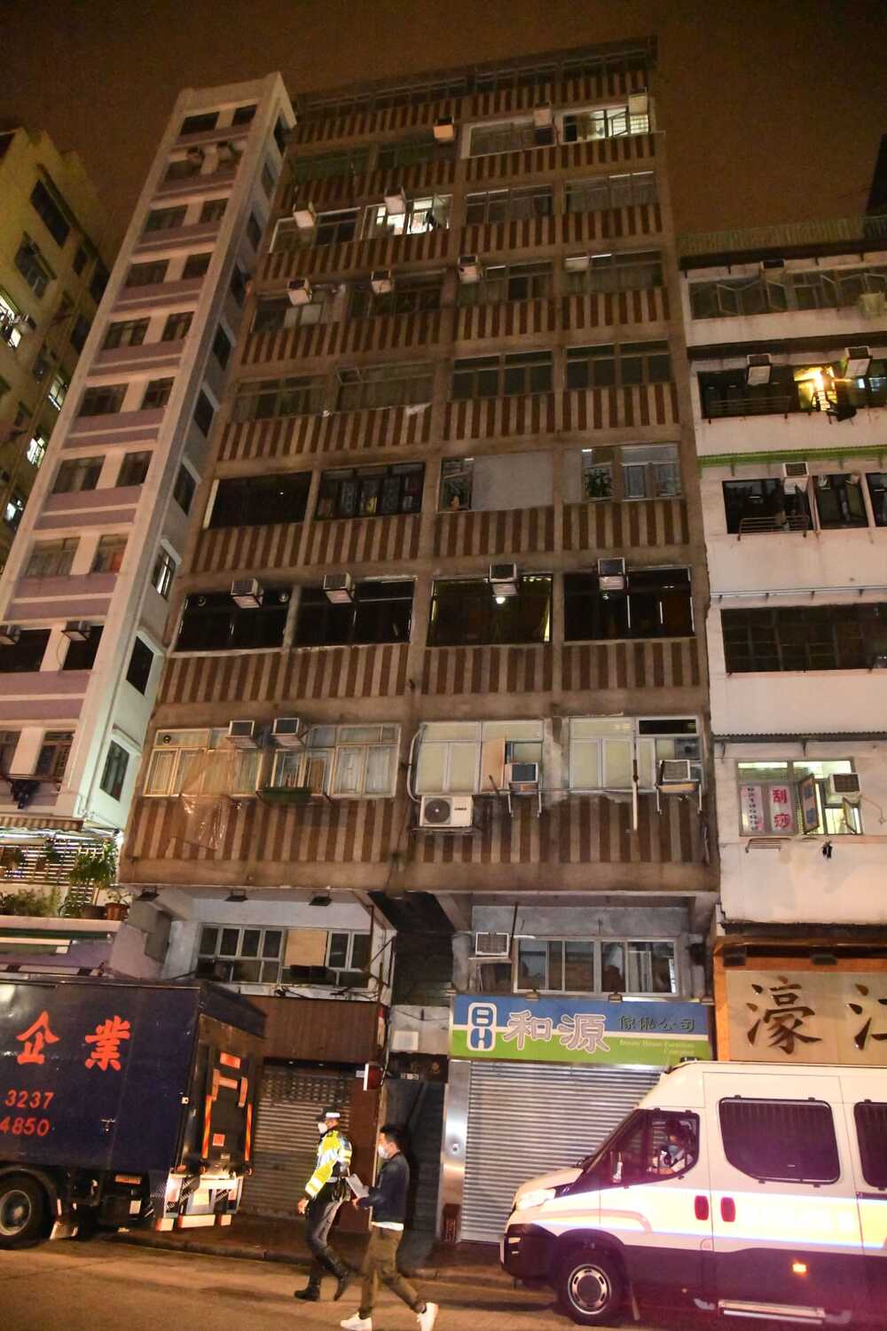 Wai Chun House on 24-26 Un Chau Street was locked down starting 8pm. Wai Chun House on 24-26 Un Chau Street was locked down starting 8pm.
