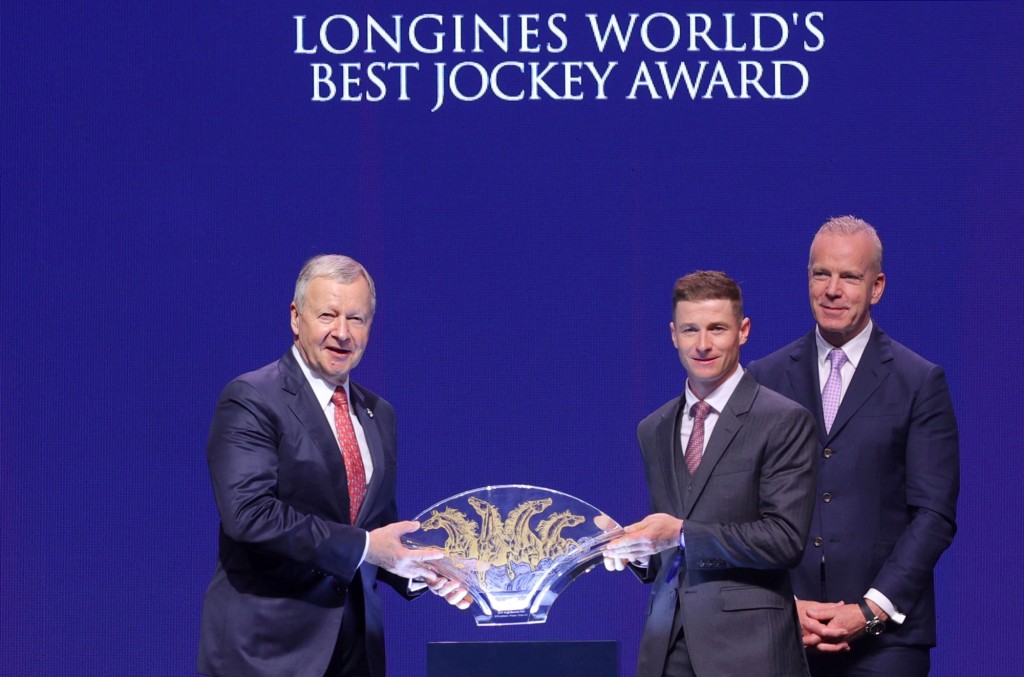 Winfried Engelbrecht-Bresges presents James McDonald with the 2024 Longines World's Best Jockey Award. It was the second time the jockey has won the award. He will ride in Hong Kong from November 12 to December 23 and will be competing against a cavalcade of stars (HKJC) 