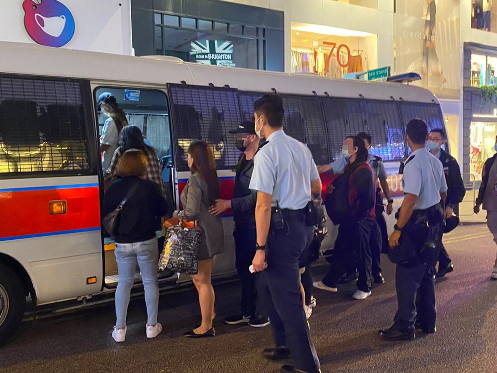 Police raided an unlicensed upstairs bar in Central at 3pm on Saturday, arresting 35 customers and one person in charge. Photo from the police. Police raided an unlicensed upstairs bar in Central at 3pm on Saturday, arresting 35 customers and one person in charge. Photo from the police.