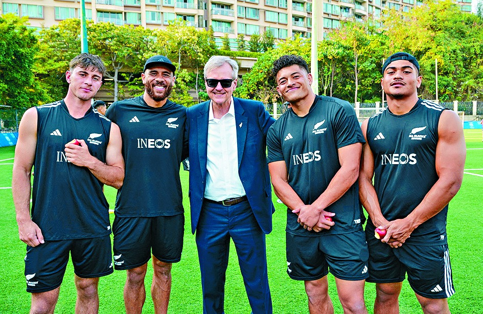 Peter Lund with New Zealand national team All Blacks Sevens players in the lead up to Hong Kong Rugby Sevens.