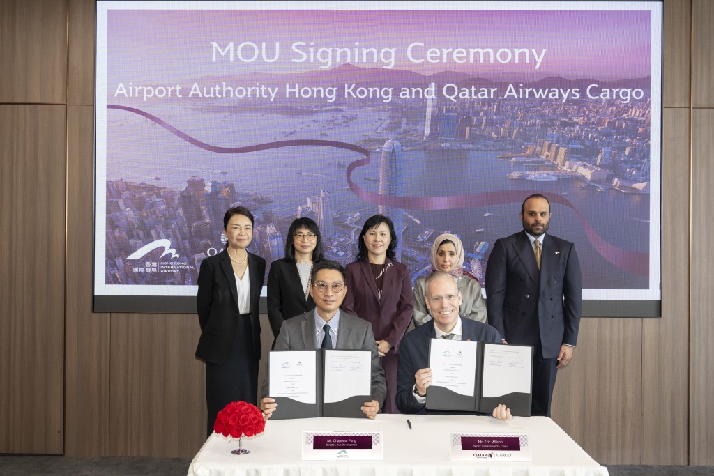 Mable Chan (center), Vivian Cheung (first left), Director-General of Civil Aviation Clara Wong (second left) and Eric Wilson (front row ,right) at the ceremony.