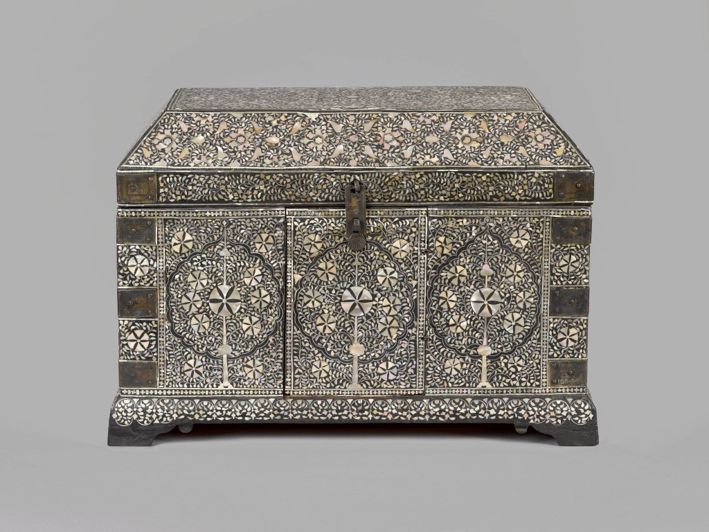 Casket Gujarat, Mughal dynasty About 1600 Teak overlaid with mother-of-pearl and black lac, with brass mounts The Victoria and Albert Museum, 155–1866