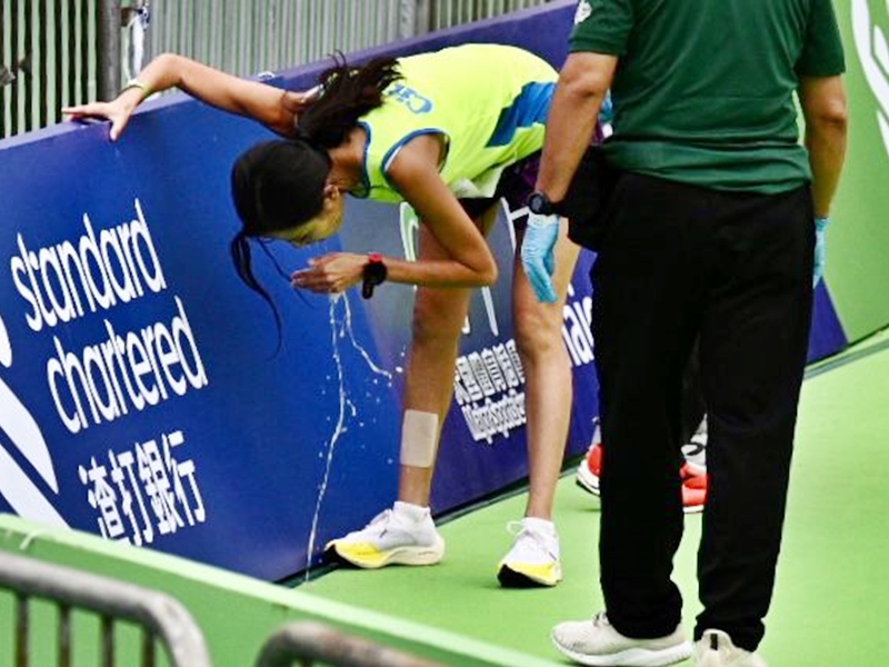 A woman vomited on the roadside. 