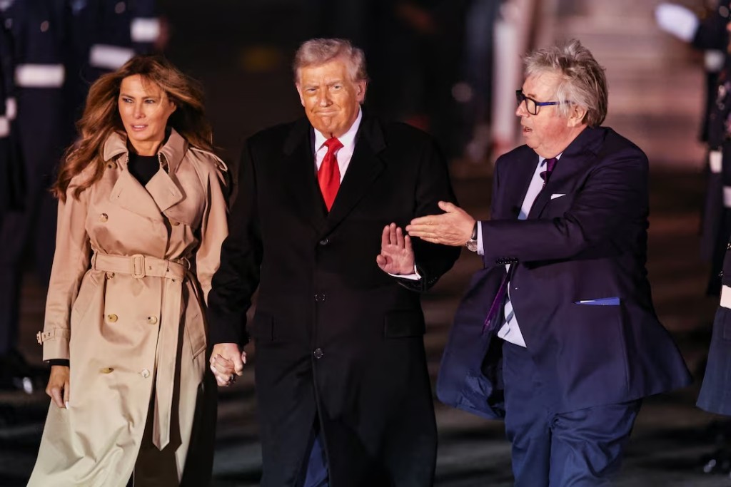 U.S. President Donald Trump and first lady Melania Trump are greeted by Viscount Henry Hood, representing Britain's King Charles, as they arrive for their state visit to Britain, at London Stansted Airport near London, Britain, September 16, 2025. REUTERS/Chris Radburn