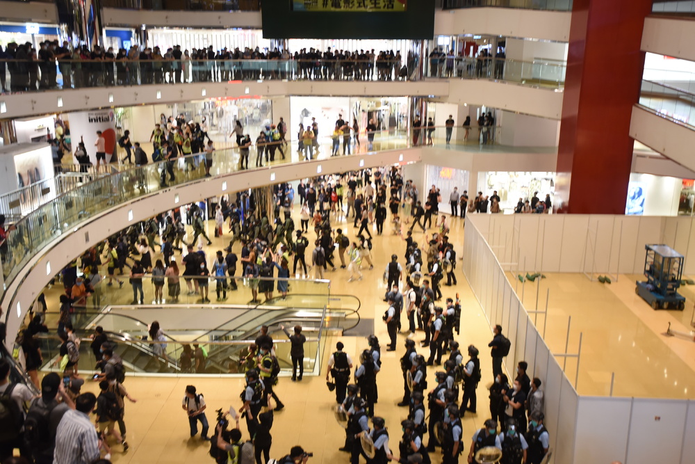 Crowds in black began gathering on the three-storey atrium of Cityplaza since 6pm, while one was taken away when police dispersed the crowd defying the gathering ban. Crowds in black began gathering on the three-storey atrium of Cityplaza since 6pm, while one was taken away when police dispersed the crowd defying the gathering ban.