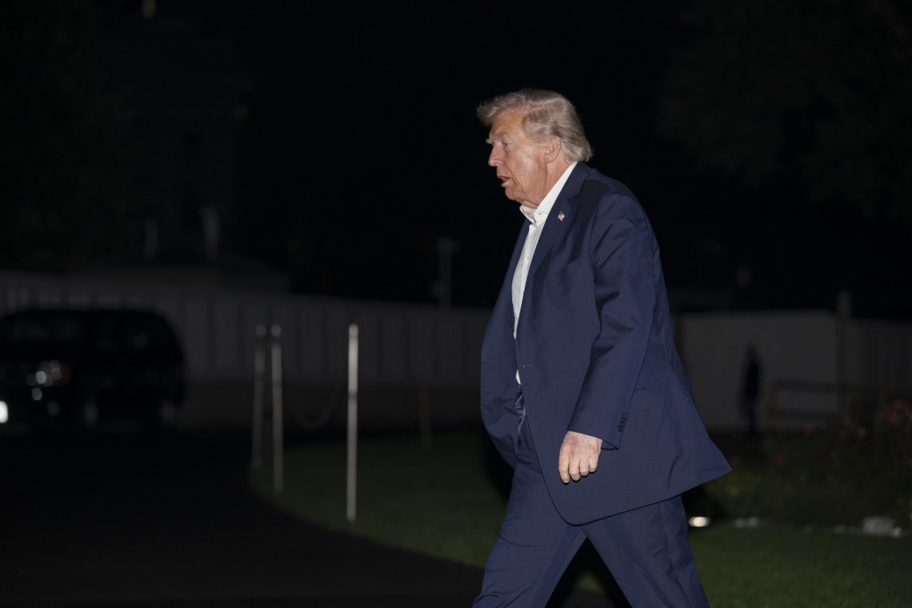 US President Donald Trump walks to the White House upon arriving in Washington, DC, on October 14, 2025.  Photo by ROBERTO SCHMIDT / AFP