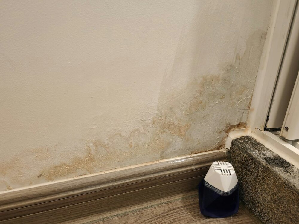 Various types of leakage were observed at the housing project, including leaks from washing machine drainage pipes, water supply pipes, rainwater seepage in corridor platforms, water seepage in bathrooms, walls, and door edges. (Photo: Lam Pok)